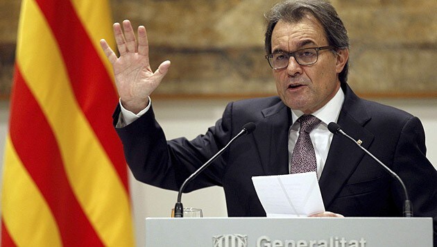 Ministerpräsident Artur Mas kündigt vorgezogene Neuwahlen an. (Bild: APA/EPA/Alejandro Garcia)