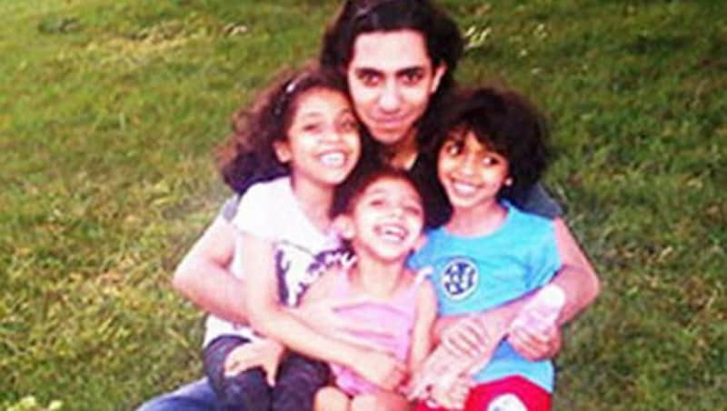 Badawi mit seinen Kindern Najwa (links), Miriam (Mitte) und Terad (rechts) (Bild: privat via AI)