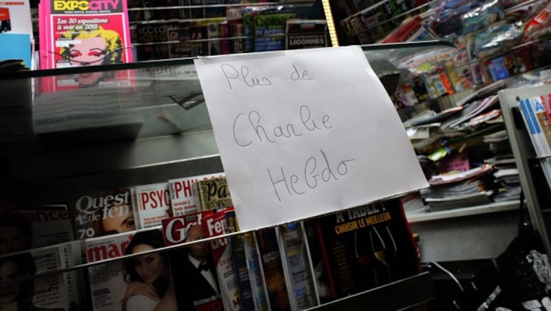 "Kein Charlie Hebdo mehr", ist auf diesem Schild zu lesen. (Bild: AP)