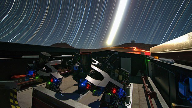 Langzeitbelichtete Aufnahme, die die Teleskope bei Nacht zeigt. (Bild: ESO/G. Lambert)