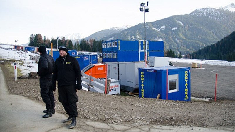 In Obertilliach entsteht derzeit eine Containersiedlung für die Bond-Crew. (Bild: Philipp Brunner)