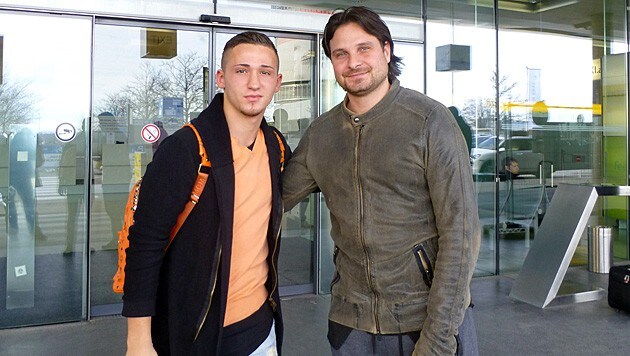 Schalkes Stürmer-Juwel Donis Avdijaj (li. mit Imre Szabics) nach seiner Landung in Graz. (Bild: mac)