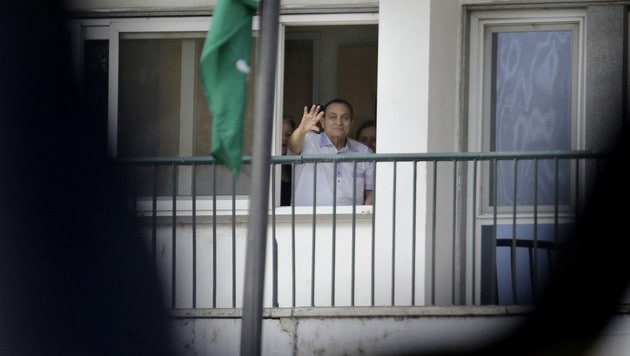 Der frühere ägyptische Präsident Mubarak zeigt sich Anfang Mai 2014 am Fenster eines Krankenhauses. (Bild: AP)