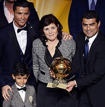 Ronaldo mit Sohn, Mutter und Bruder (Bild: APA/EPA/WALTER BIERI)