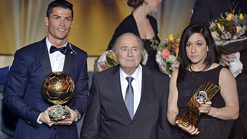 Ronaldo mit FIFA-Boss Sepp Blatter und der Weltfußballerin 2014, Nadine Keßler (Bild: AP)