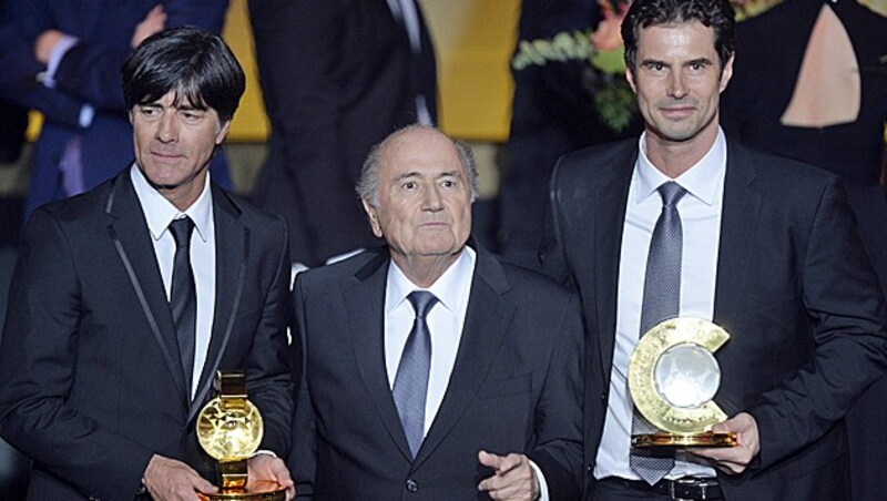 Welttrainer Joachim Löw, FIFA-Boss Sepp Blatter und Frauen-Welttrainer Ralf Kellermann (Bild: AP)