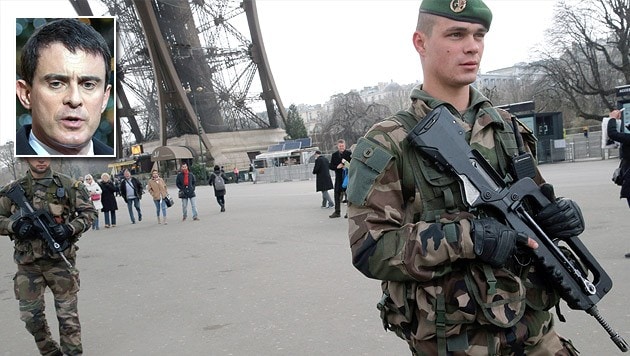 Soldaten vor dem Eiffelturm; kleines Bild: Premierminister Manuel Valls (Bild: APA/EPA/Christophe Ena, APA/IAN LANGSDON)