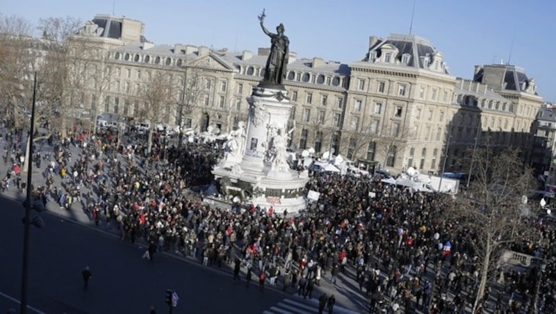 Menschen versammeln sich am Place de la Republique. (Bild: AP)