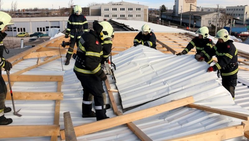 Die Feuerwehr bei einem Einsatz aufgrund eines vom Sturm abgedeckten Blechdaches in Neunkirchen/NÖ. (Bild: APA/ED - LECHNER)