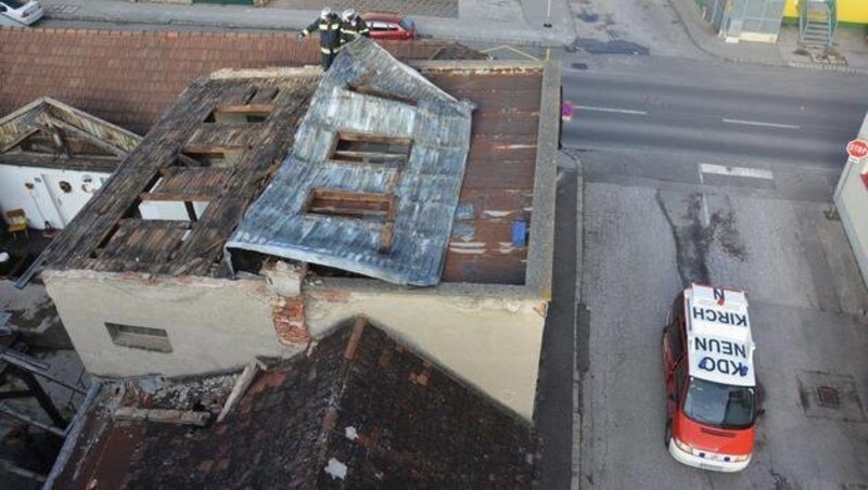 Feuerwehr-Einsatz auf einem weiteren vom Sturm abgedeckten Blechdach in Neunkirchen/NÖ (Bild: APA/ED - LECHNER)