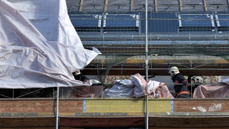 Einsatzkräfte bei Sicherungsarbeiten an einem eingerüsteten Haus in Wien-Landstraße (Bild: APA/HERBERT NEUBAUER)