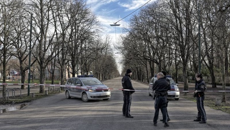 Die Prater Hauptallee in Wien wurde wegen Sturm "Felix" aus Sicherheitsgründen gesperrt. (Bild: APA/HERBERT NEUBAUER)