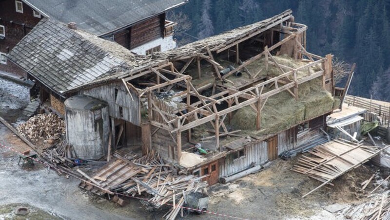 Starke Windböen zerstörten ein Wirtschaftsgebäude in Matrei in Osttirol. (Bild: APA/PHILIPP BRUNNER)