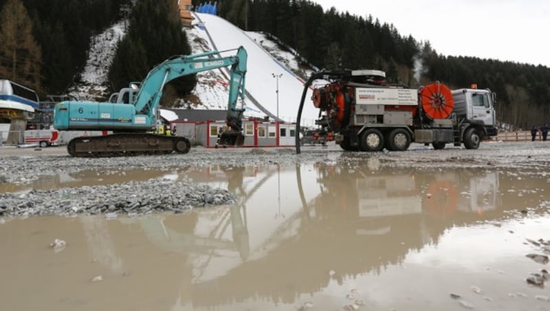 Vor dem Skiflug-Weltcup am Kulm in der Steiermark sorgten Regenfällen und Tauwetter für Chaos. (Bild: APA/ERWIN SCHERIAU)