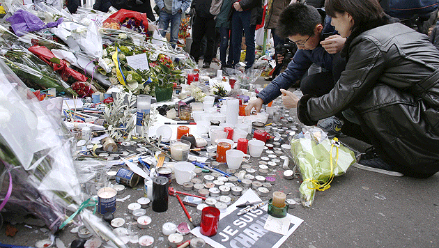 Blumenmeer vor der "Charlie Hebdo"-Redaktion (Bild: AFP)