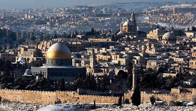 Eine drei bis fünf Zentimeter dicke Schneeschicht bedeckt Jerusalem. (Bild: APA/EPA/Jim Hollander)