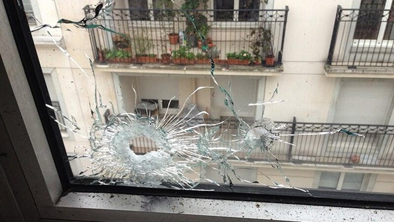 Anschlag in Paris: Ein auf Twitter gepostetes Bild zeigt Einschusslöcher in einer Fensterscheibe. (Bild: Twitter.com/Yves Cresson)