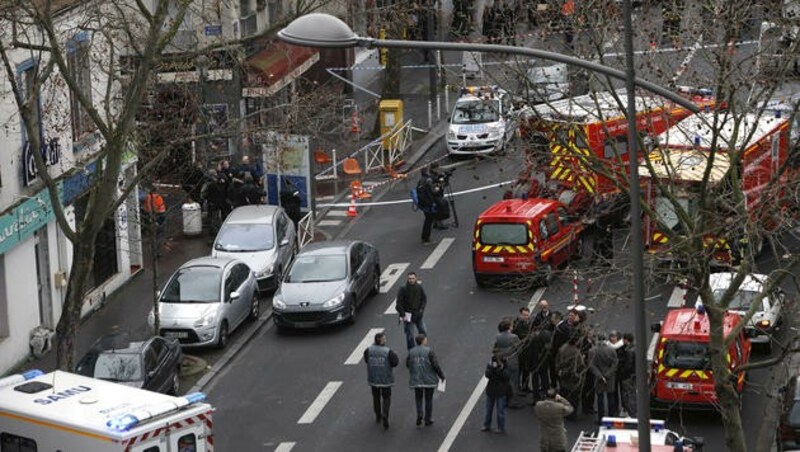 Einsatzkräfte in Paris-Montrouge (Bild: AP)