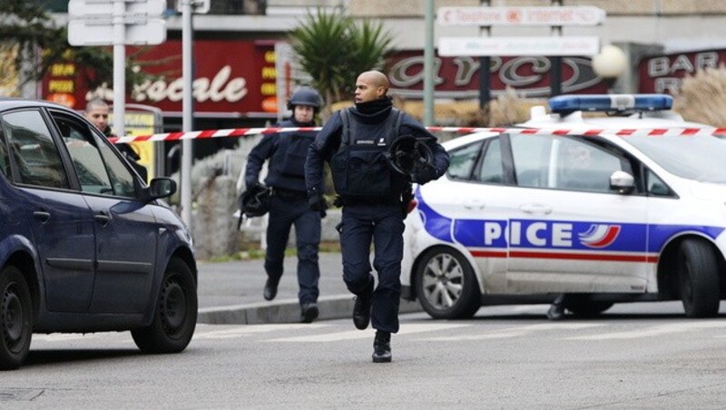 Polizisten am Tatort in Paris Montrouge (Bild: APA/EPA/YOAN VALAT)