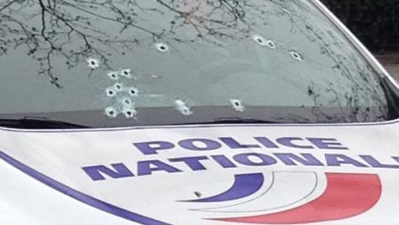 Ein Twitter-Foto zeigt ein Polizeiauto mit Einschusslöchern nahe des Tatorts in Paris. (Bild: Twitter.com/Julien Rebucci)