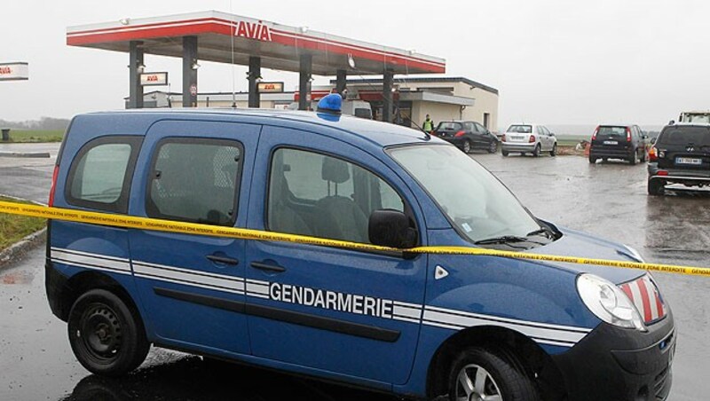 Die Polizei riegelte die von den Tätern überfallene Tankstelle in Villers Cotteret ab. (Bild: AP)