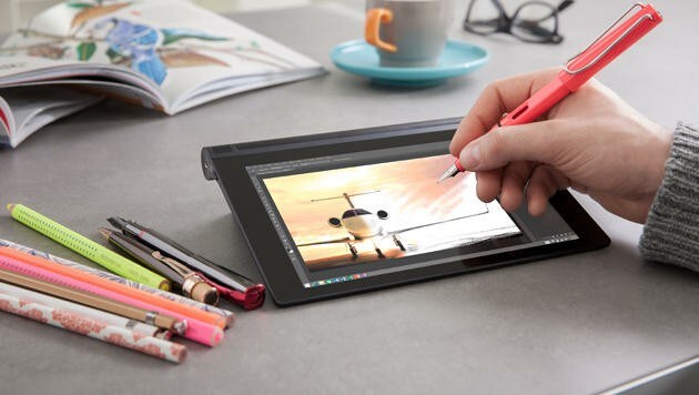 Dank der AnyPen-Technologie kann man auf Lenovos Yoga-Tablet mit normalen Kulis schreiben. (Bild: Lenovo)
