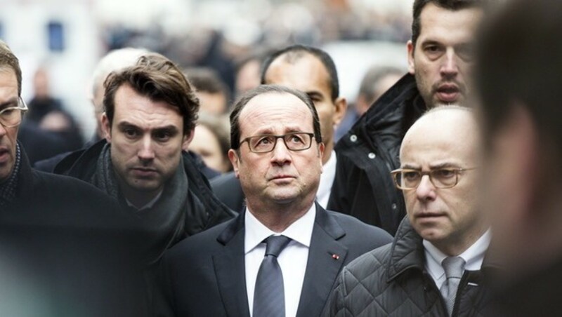 Präsident Hollande begab sich umgehend in die Nähe des Tatorts. (Bild: APA/EPA/ETIENNE LAURENT)