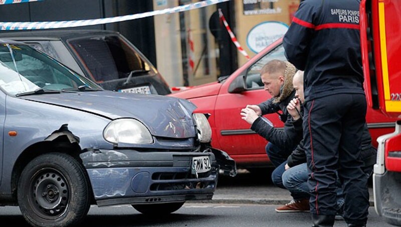 Spurensicherung am Tatort der Schießerei im Süden von Paris (Bild: AP)