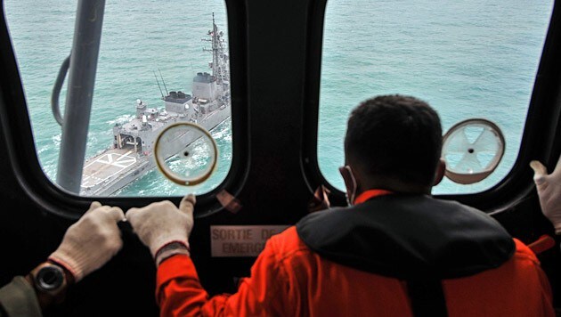 Mit Hubschraubern und Schiffen wird nach der Air-Asia-Maschine gesucht. (Bild: APA/EPA/Veri Sanovri)