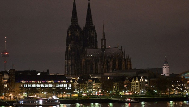 Ein seltener Anblick: Der Kölner Dom bleibt als Zeichen des Protests gegen Pegida dunkel. (Bild: AP)