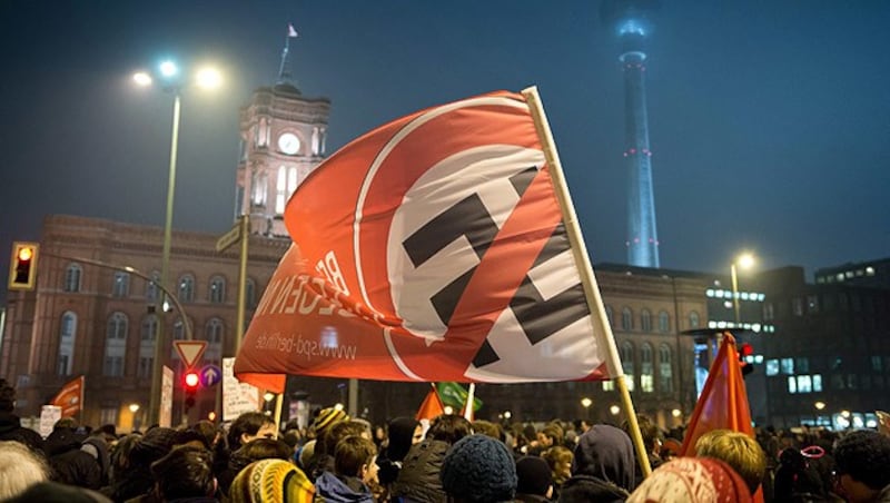 Gegendemonstranten in Berlin, ... (Bild: APA/EPA/Soeren Stache)