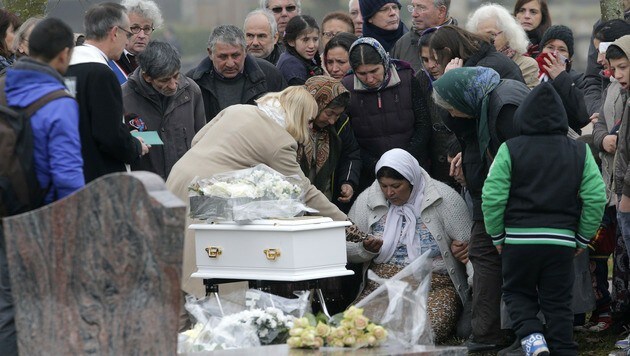 Die Mutter der kleinen Maria Francesca kniet bei der Bestattungszeremonie vor dem Grab des Mädchens (Bild: AP)