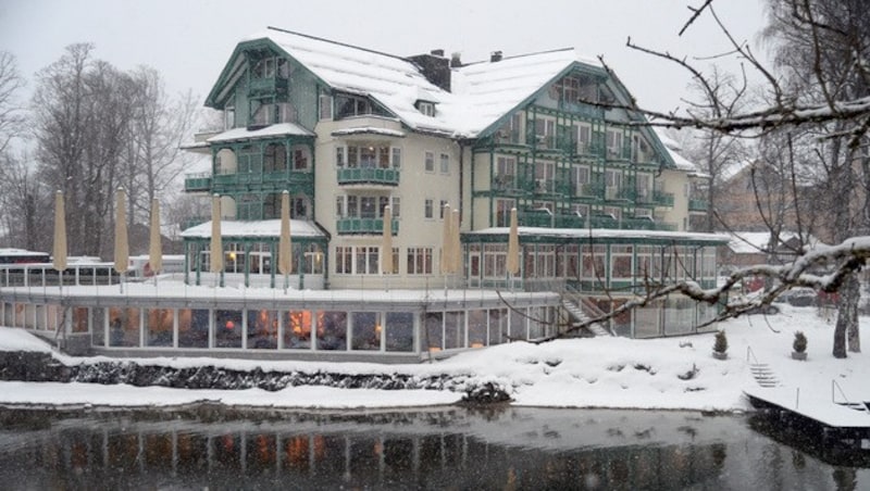 Schneefall und stürmischer Witterung bei der Ankunft von Daniel Craig in Altaussee (Bild: APA/BARBARA GINDL)