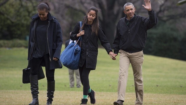 Obama, First Lady Michelle und Tochter Malia nach der Ankunft in Washington (Bild: APA/EPA/KEVIN DIETSCH/POOL)