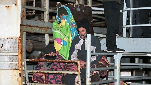 Die Flüchtlinge an Bord der "Ezadeen" sind mittlerweile in Sicherheit. (Bild: AP)