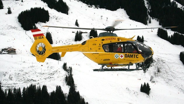 Ein Rettungshubschrauber des ÖAMTC auf dem Weg zur Unglücksstelle am Mölltaler Gletscher (Bild: APA/AKTIVNEWS.AT)
