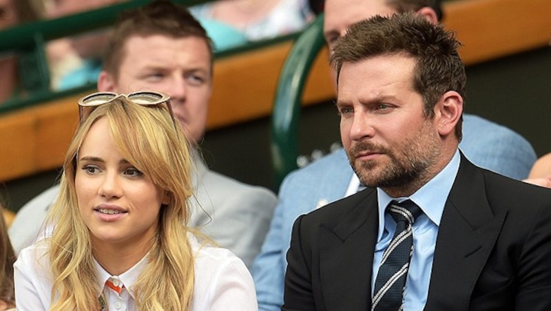 Bradley Cooper mit seiner Freundin Suki Waterhouse (Bild: APA/EPA/FACUNDO ARRIZABALAGA)