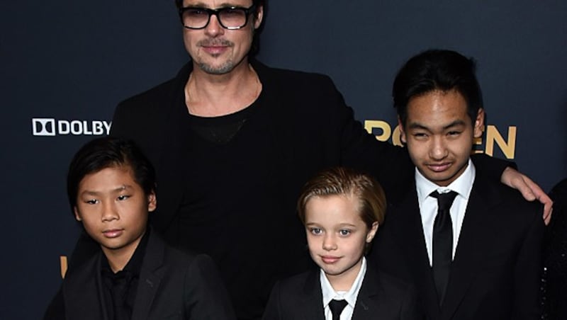 Brad Pitt mit Pax, Shiloh und Maddox bei der Premiere von "Unbroken" (Bild: Chris Pizzello/Invision/AP)