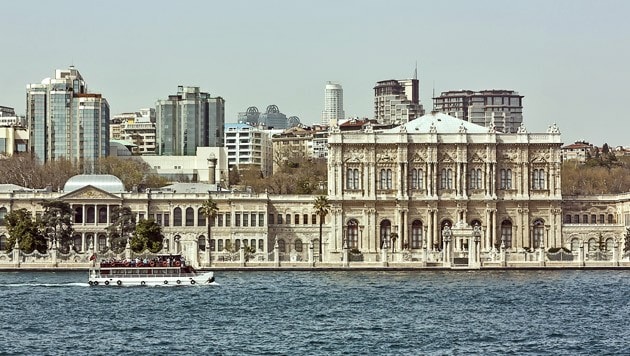 Der Dolmabahce-Palast in Istanbul ist ein bei Touristen aus aller Welt beliebtes Ausflugsziel (Bild: thinkstockphotos.de)