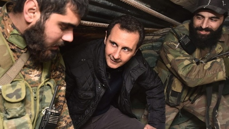 Syriens Präsident Bashar al-Assad zu Besuch an der Front (Bild: APA/EPA/SANA)