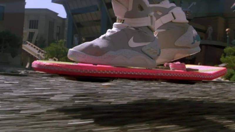 1985 dachte man, bis 2015 würde das Skateboard durch das schwebende Hoverboard abgelöst. (Bild: facebook.com/BTTF)