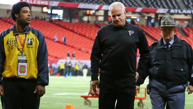 Atlanta-Falcons-Coach Mike Smith muss gehen (Bild: AP/Curtis Compton)