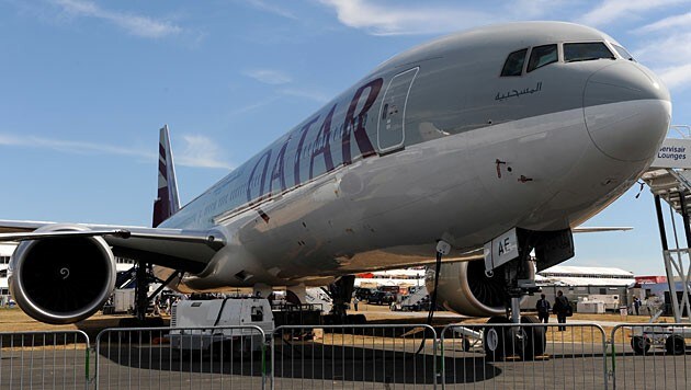 Eine Boeing 777 der Qatar Airways (Bild: EPA/Andy Rain/picturedesk.com (Symbolbild))