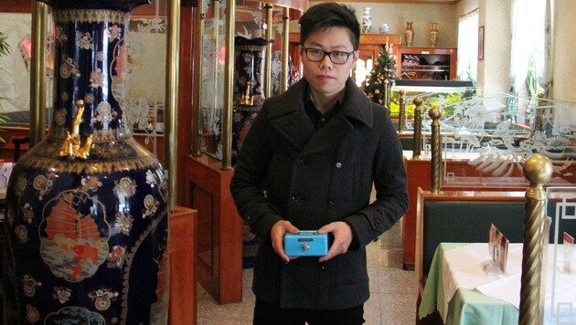 Xiaolin Ye konnte den Räuber überwältigen, der die Geldkassette an sich reißen wollte. (Bild: Christian Jauschowetz)