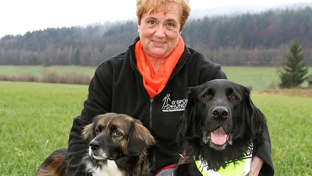 Elisabeth Fuchs mit ihren Hunden "Lara" und "Carlos" (rechts) (Bild: Melanie Hutter)