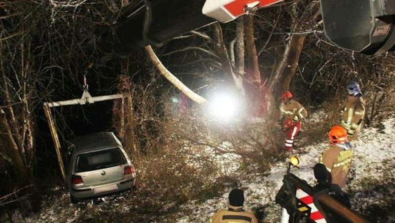 Einsatzkräfte bargen den Unfallwagen aus dem Mühlbach in Oberösterreich. (Bild: APA/BF LINZ/UNBEKANNT)