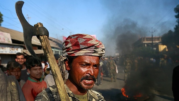 Ein indischer Dorfbewohner protestiert gegen die Gewalt der Rebellen. (Bild: AP)
