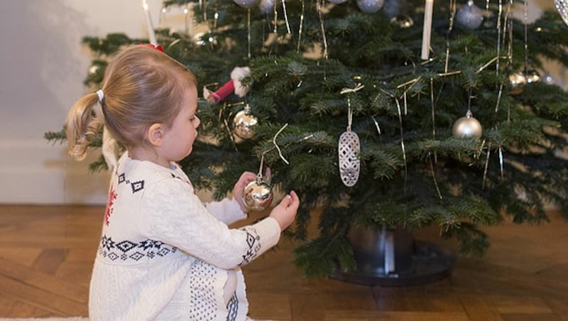 Estelle von Schweden hilft dabei, den Christbaum zu schmücken. (Bild: Kungahuset.se)