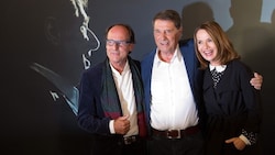 Udo mit Bruder Manfred Bockelmann und Jenny bei der Premiere zu "Der Mann, der Udo Jürgens ist" (Bild: APA/EPA/CHRISTIAN CHARISIUS)