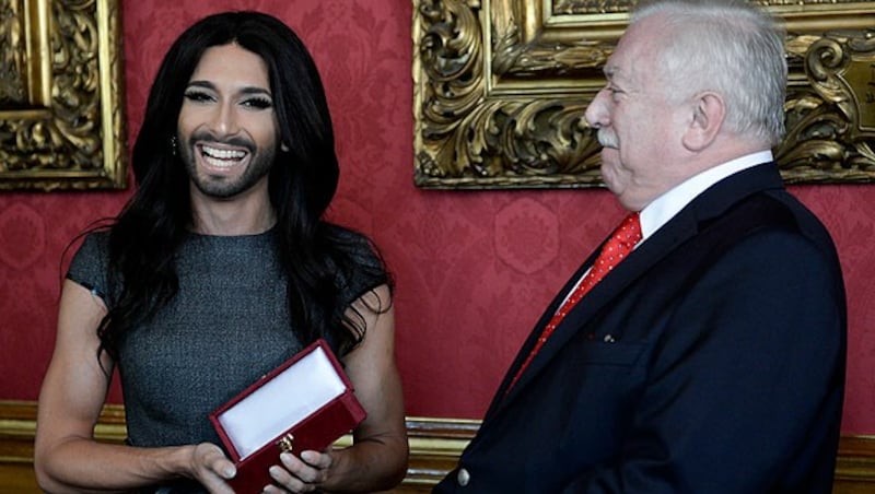 Conchita Wurst mit Bürgermeister Michael Häupl (Bild: APA/HERBERT NEUBAUER)